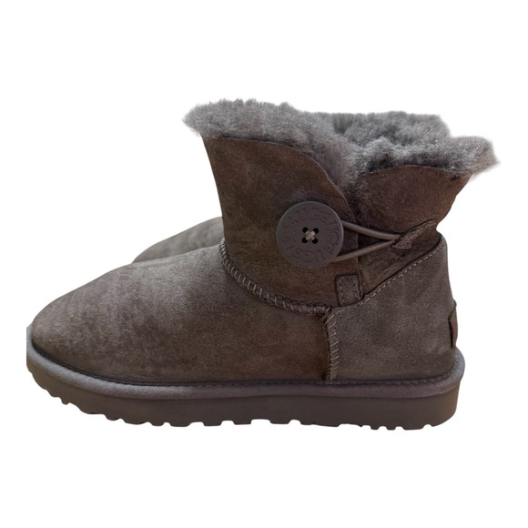 🔥UGG Mini 🖤🩶🖤Bailey Button II Grey Suede Sheepskin Ankle Boots sz 9 - Picture 7 of 9